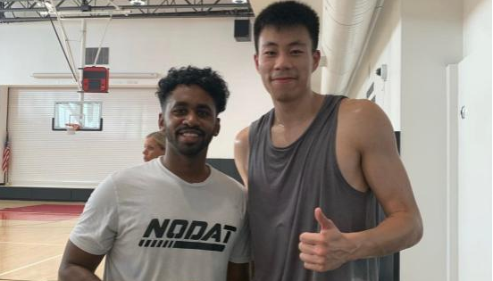 霸气！NBA训练师盛赞，张镇麟360度风车暴扣，奥拉迪波在列