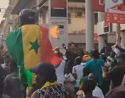历史第二次出线！塞内加尔球迷在街头疯狂庆祝