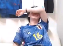 难以置信的胜利！世界杯日本2-1战胜德国 日本球迷高兴到哭了！