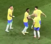 球迷看台实拍巴西队员跳舞庆祝进球