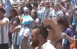 梅西点球首开纪录！阿根廷国内球迷膜拜庆祝