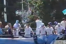 太疯狂了！阿根廷球迷从桥上往游行大巴跳，不慎失足掉落地面